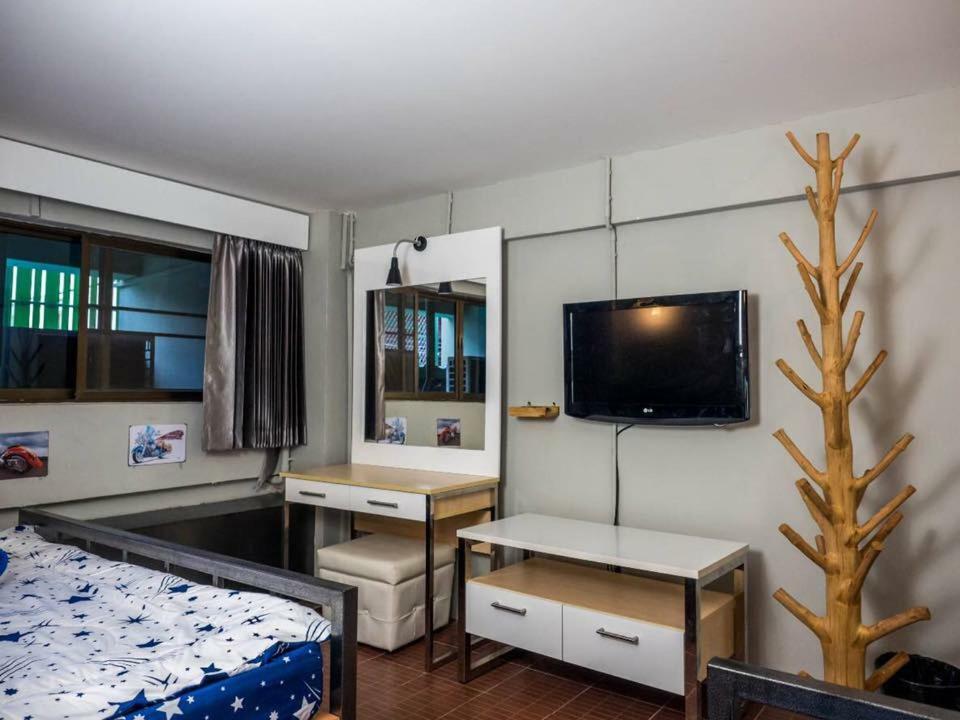 Enjoy House Hostel Chiang Mai Bagian luar foto
