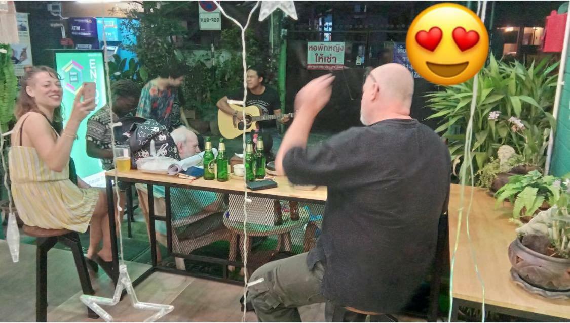 Enjoy House Hostel Chiang Mai Bagian luar foto