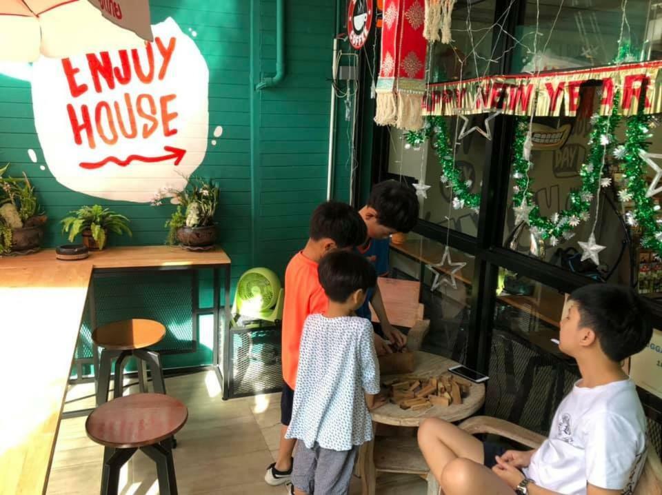 Enjoy House Hostel Chiang Mai Bagian luar foto